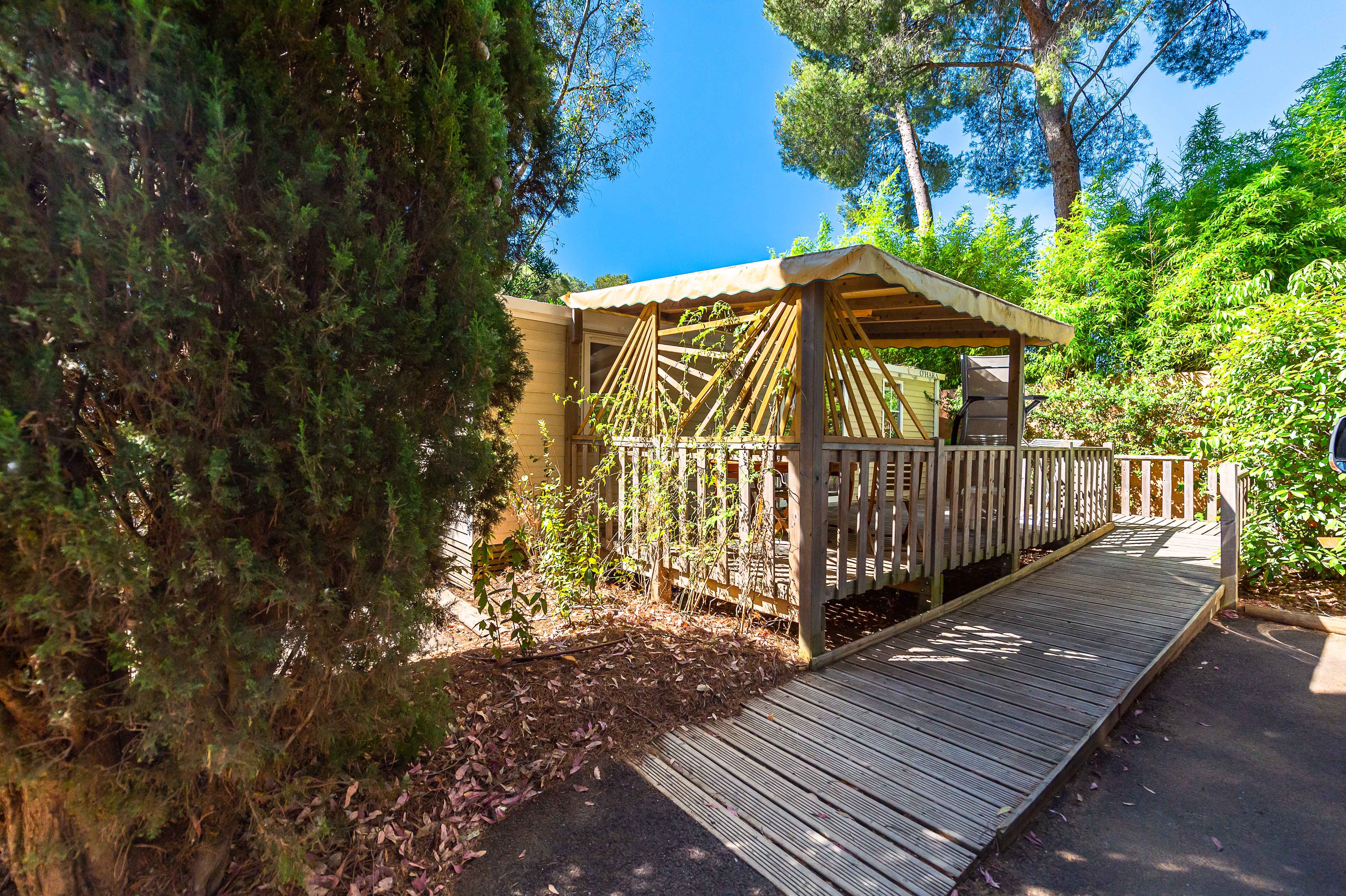 Een van de toegankelijke accommodaties van Les Jardins de La Pascalinette, vlak bij de Middellandse Zee.