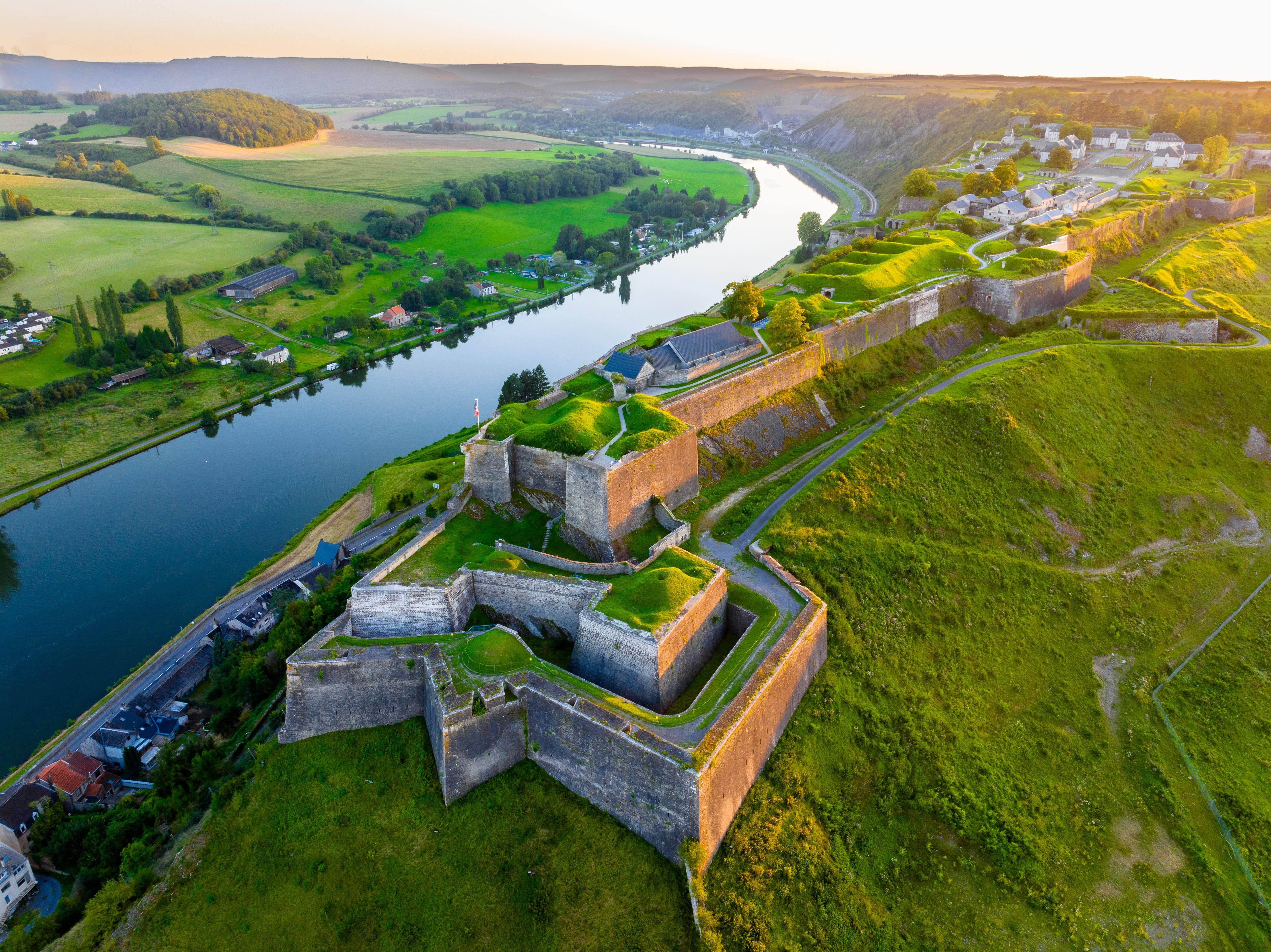 Het hooggelegen Fort van Charlemont in Givet, in de Franse Ardennen. 