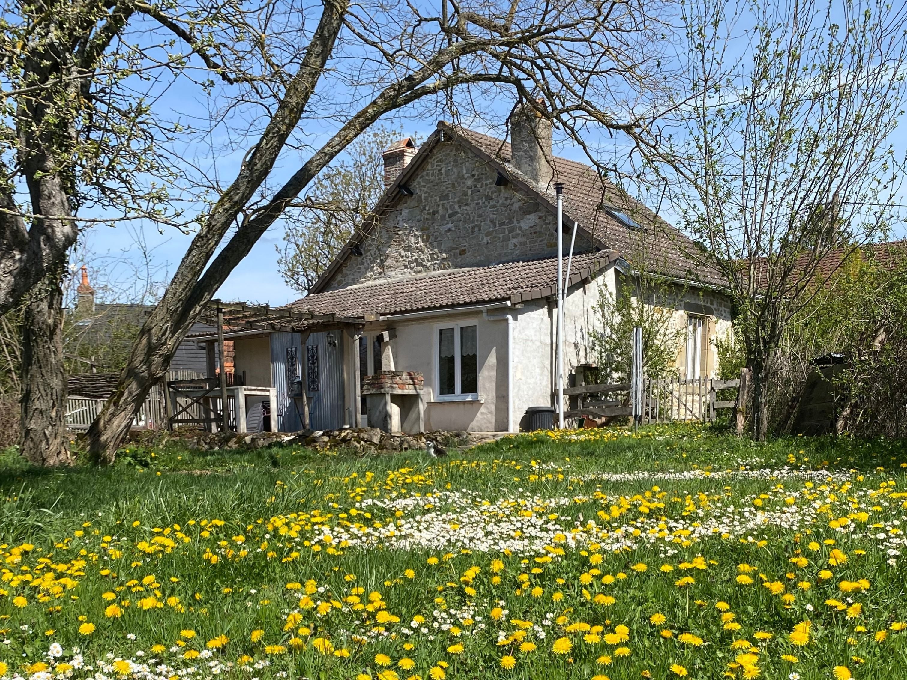 Een van de rustieke gîtes van Les Hirondelles d'Anlezy.