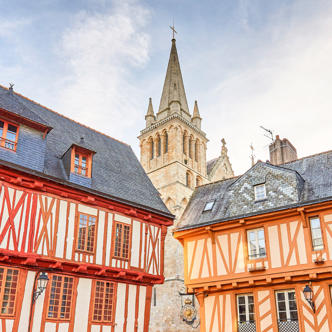De farverige bindingsværkshuse i Vannes, Bretagne