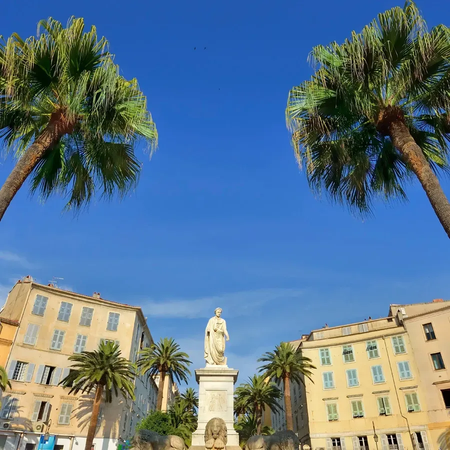 Estatua de Napoleón Bonaparte en la plaza Foch de Ajaccio, en Córcega
