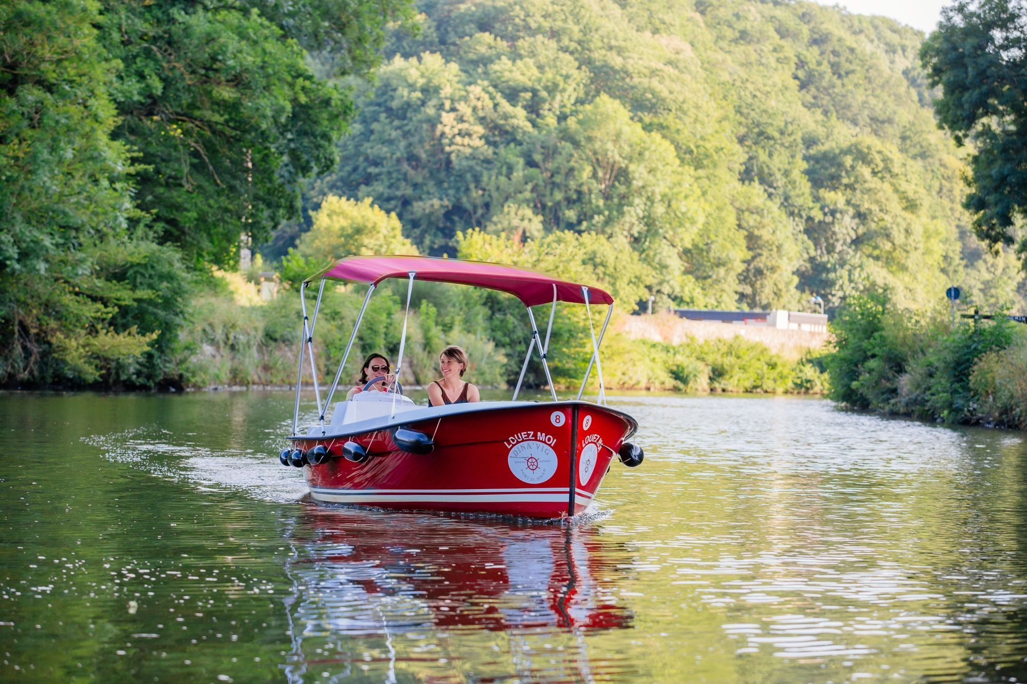 Profiter de La Rance à bord d’un bateau électrique offre une expérience à la fois paisible et immersive.