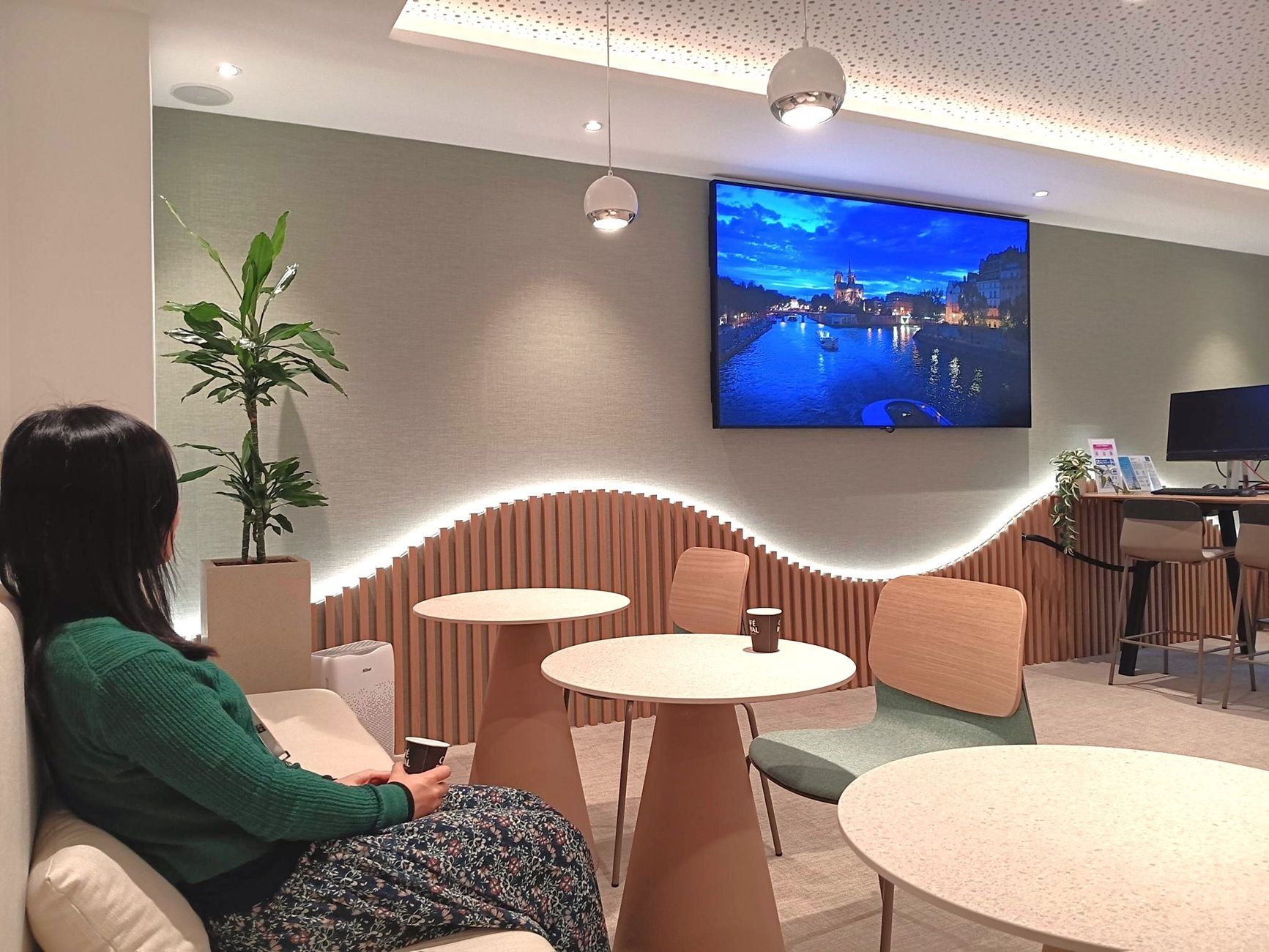 サイネージ画面のきれいなパリの景色を見ながらリラックス