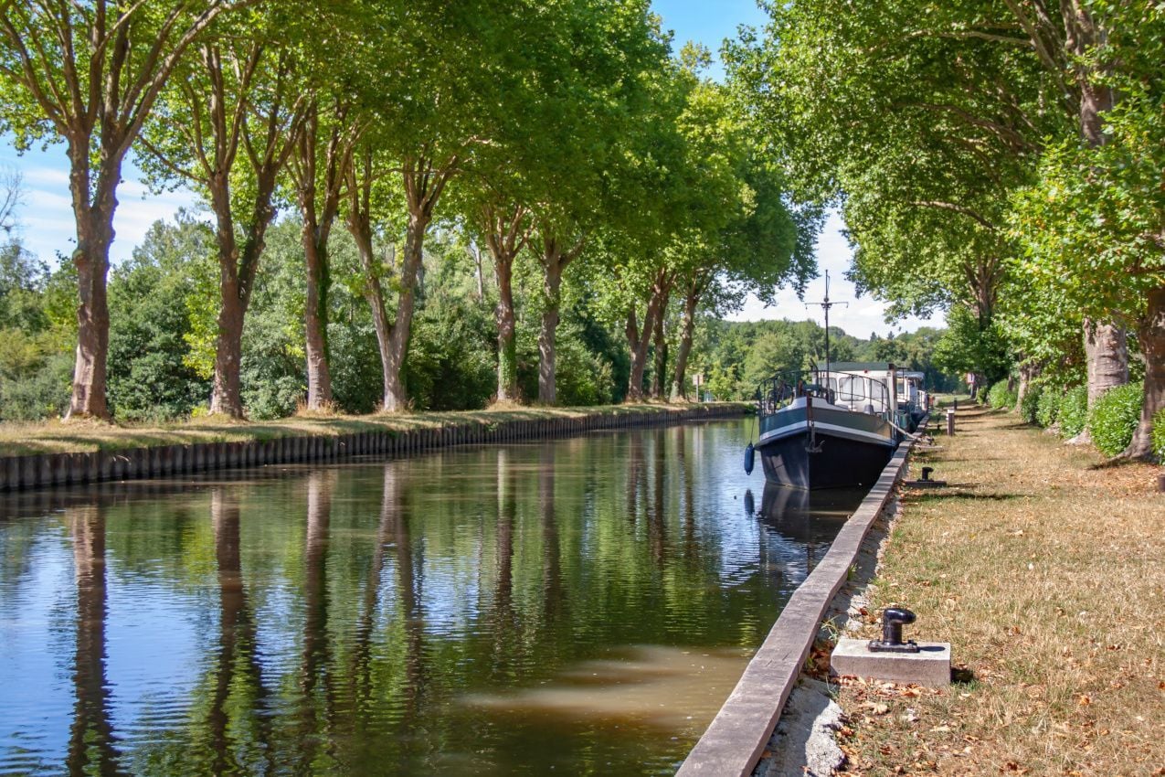 Vue sur le canal de Briare à Rogny-les-sept-écluses, dans l’Yonne en Bourgogne