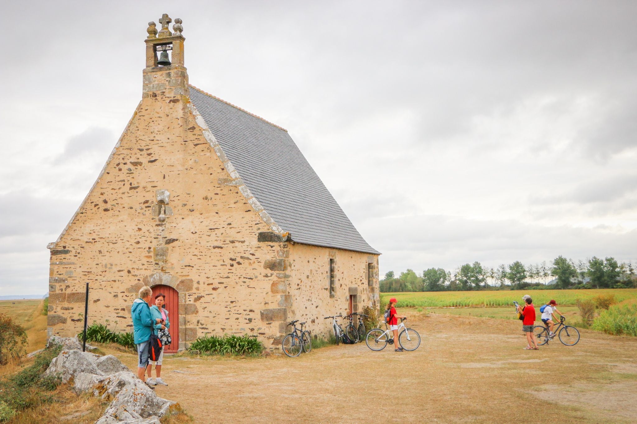 De kapel Sainte-Anne de la Grève, een stopplaats op de GR® 34 in Saint-Broladre 