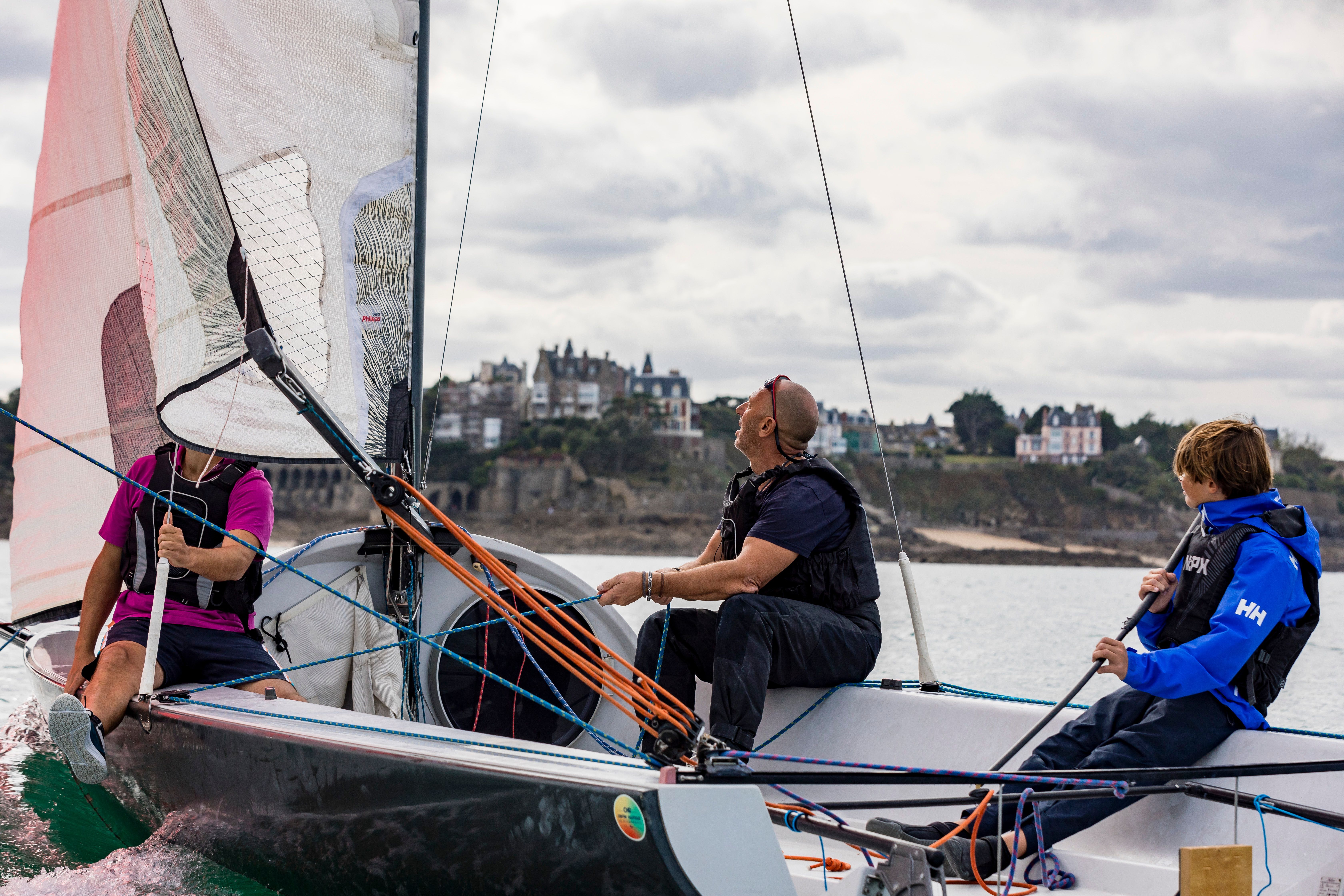A Dinard, découvrez les joies du sport nautique en famille en baie de Dinard 