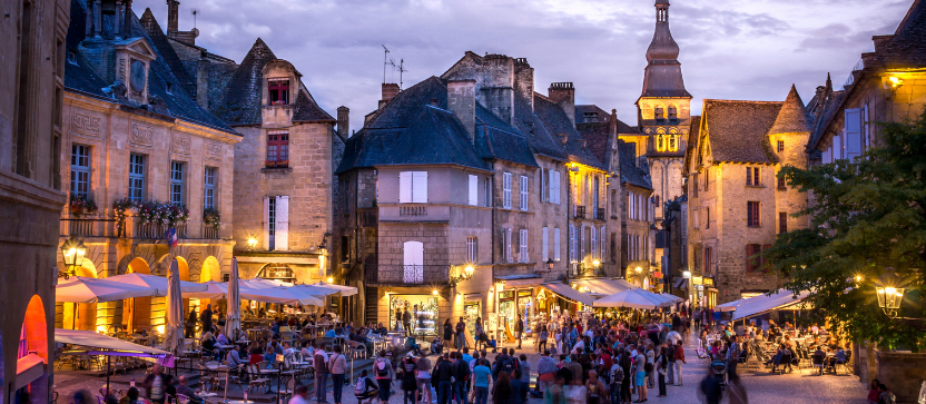 Sarlat, dans la vallée de la Dordogne. 
