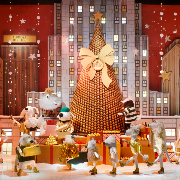 Vitrines de Noël 2025 du Printemps Hausmann, à Paris. 