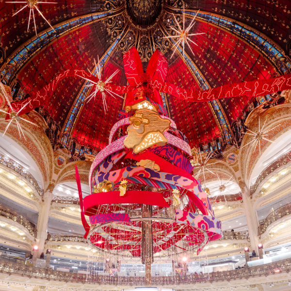 le sapin de Noël 2025 des Galeries Lafayette Hausmann à Paris. 