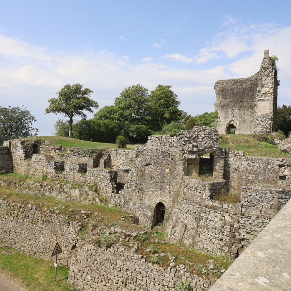 Vestiges du château de Domfront, en Normandie. 