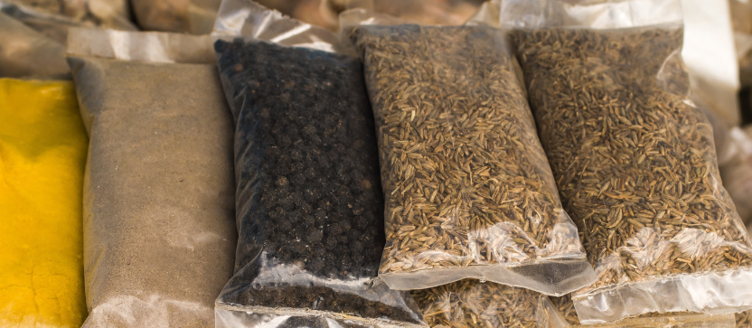 Sachets d'épices sur un marché de Mayotte. 