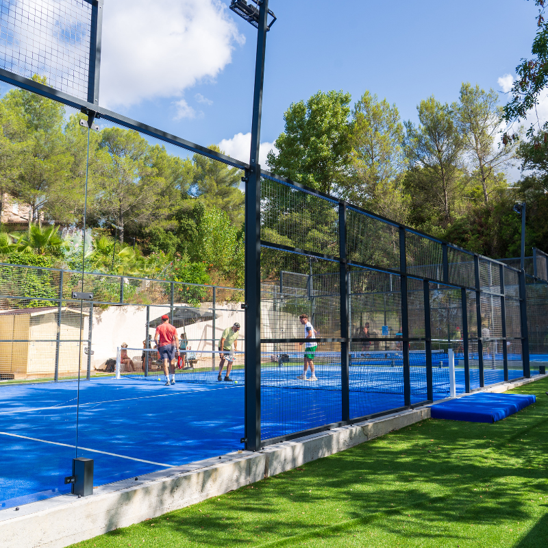 Terrain de padel du Camping Estérel Caravaning, à Saint-Raphaël. 