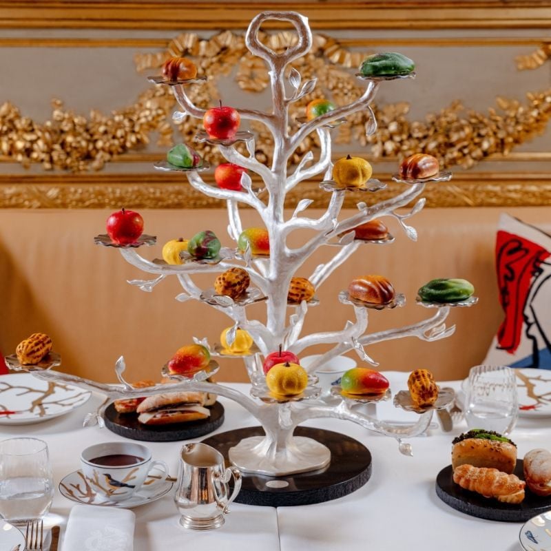 Theetijd in Hotel Le Meurice.