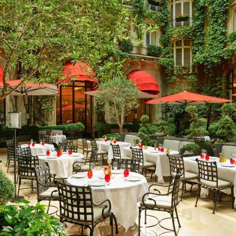 De binnentuin van het Plaza Athénée.