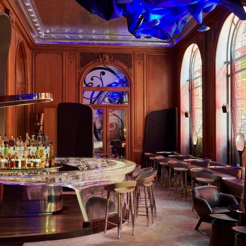 De bar van het Plaza Athénée.