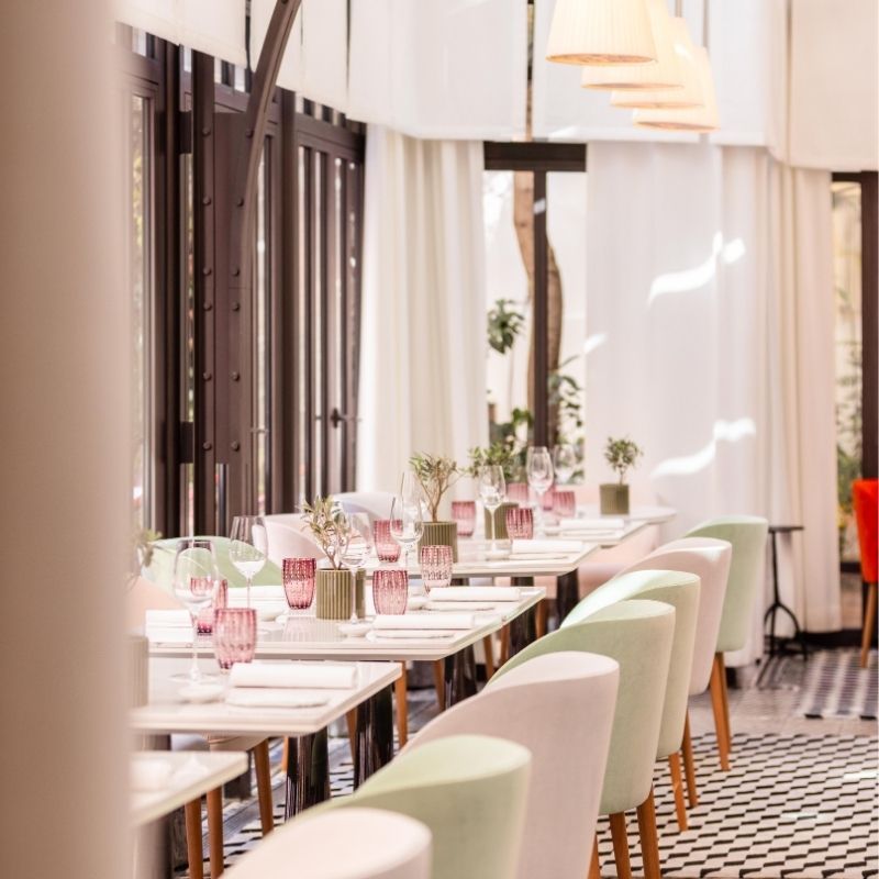 Salle du restaurant Il Carpaccio à l'hôtel Royal Monceau, Raffles Paris. 