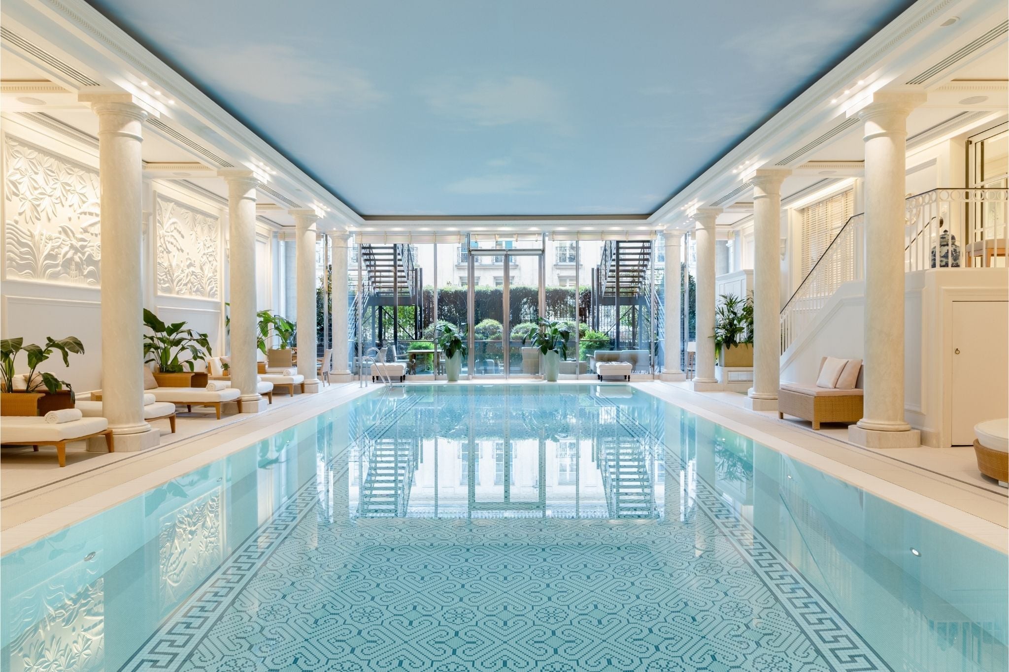 Piscine du spa de l'hôtel Shangri-La, à Paris.
