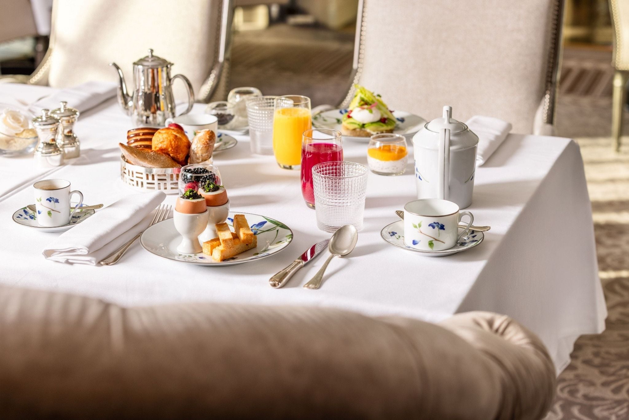 Petit-déjeuner à l'hôtel Shangri-La, à Paris. 