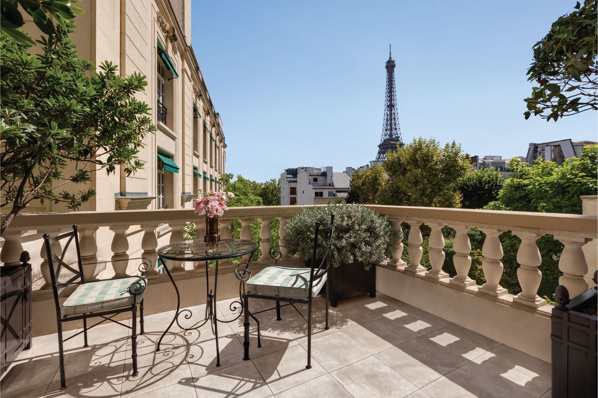 Vue sur la tour Eiffel depuis l'hôtel Shangri-La, à Paris.