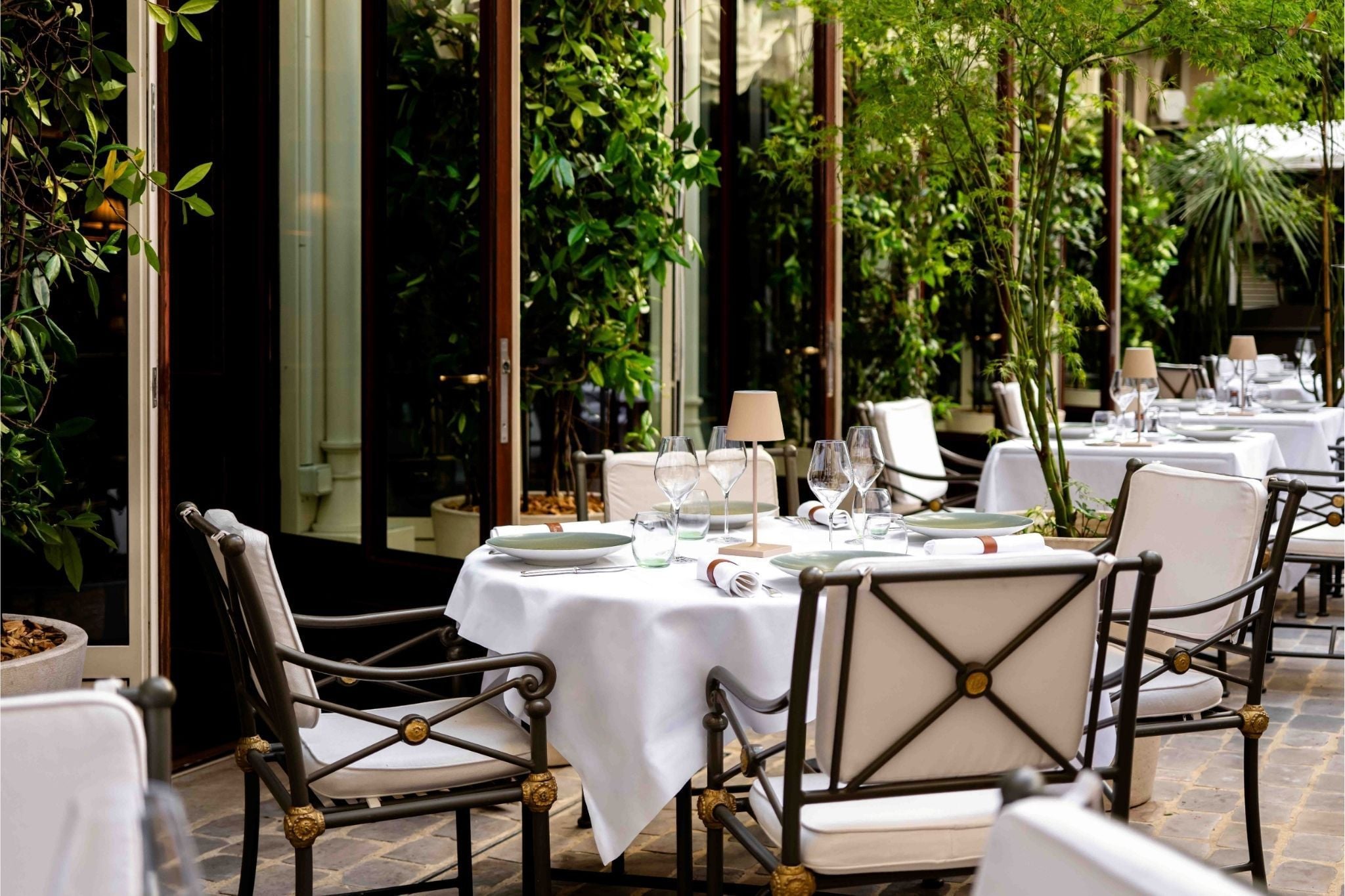 Terrasse du restaurant La Pagode de Cos à l'hôtel La Réserve Paris.