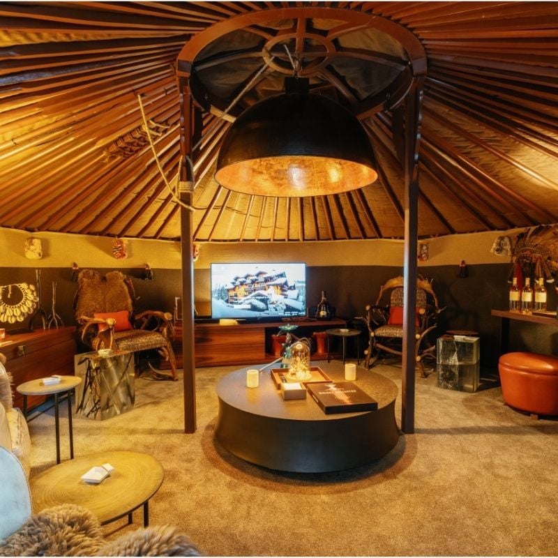 De ‘rooksalon’ van het Cheval Blanc Courchevel bevindt zich in een joert.
