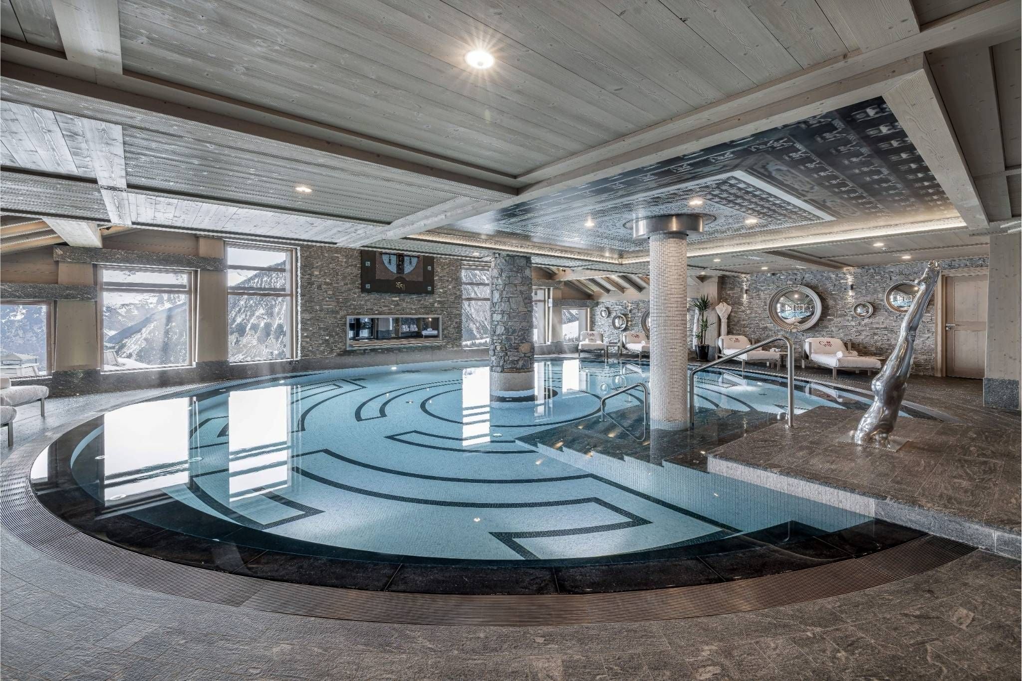 Zwembad van de spa van het K2 Palace in Courchevel (Franse Alpen). 