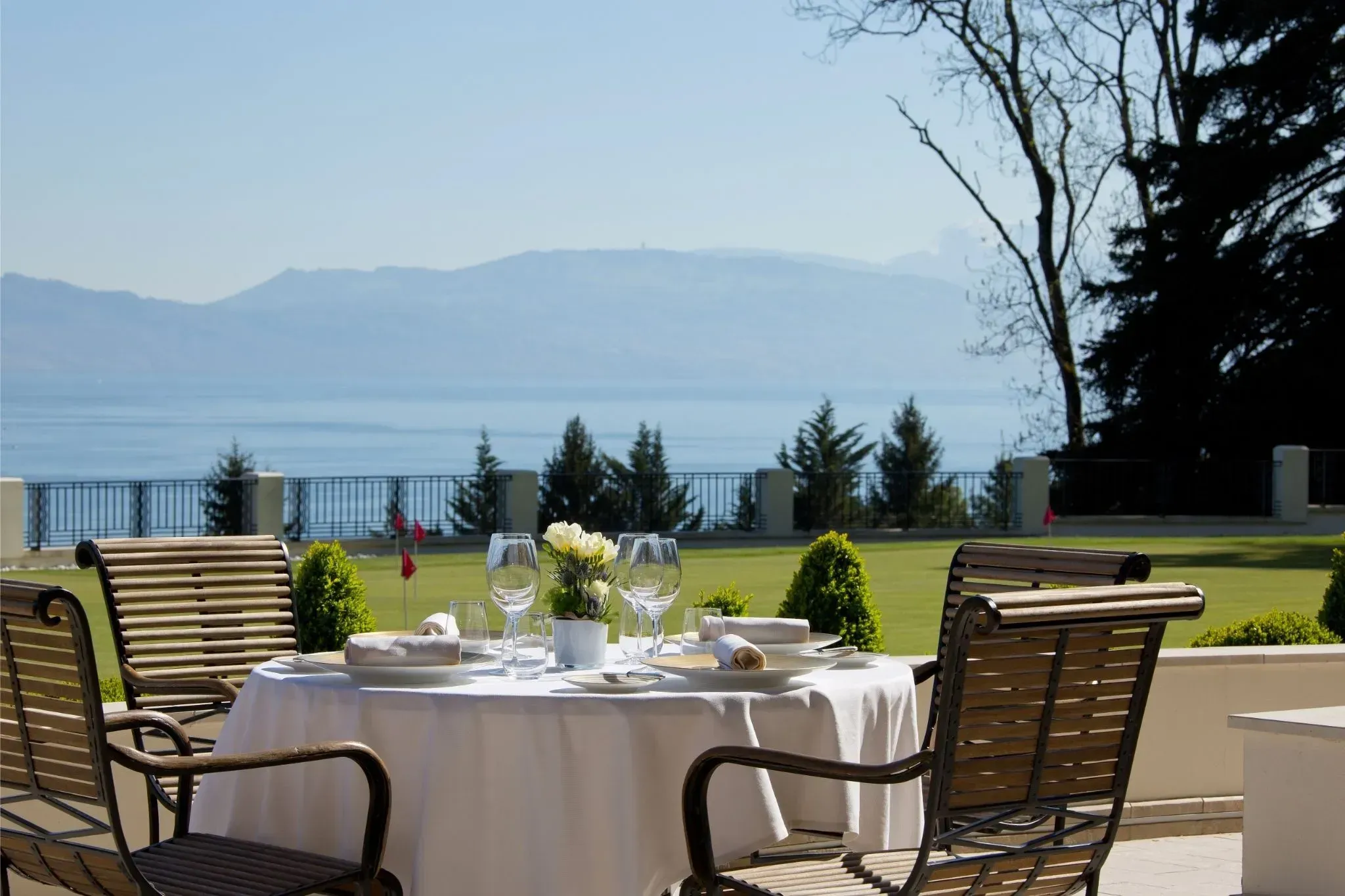 Terrasse du restaurant La Véranda à l'Hôtel Royal d'Evian, dans les Alpes.
