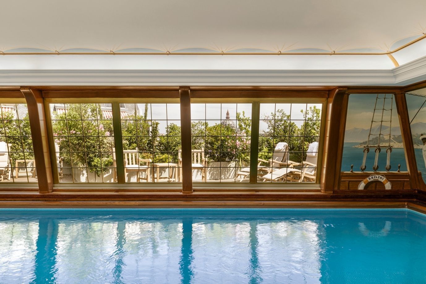 Piscine du Bristol Paris.
