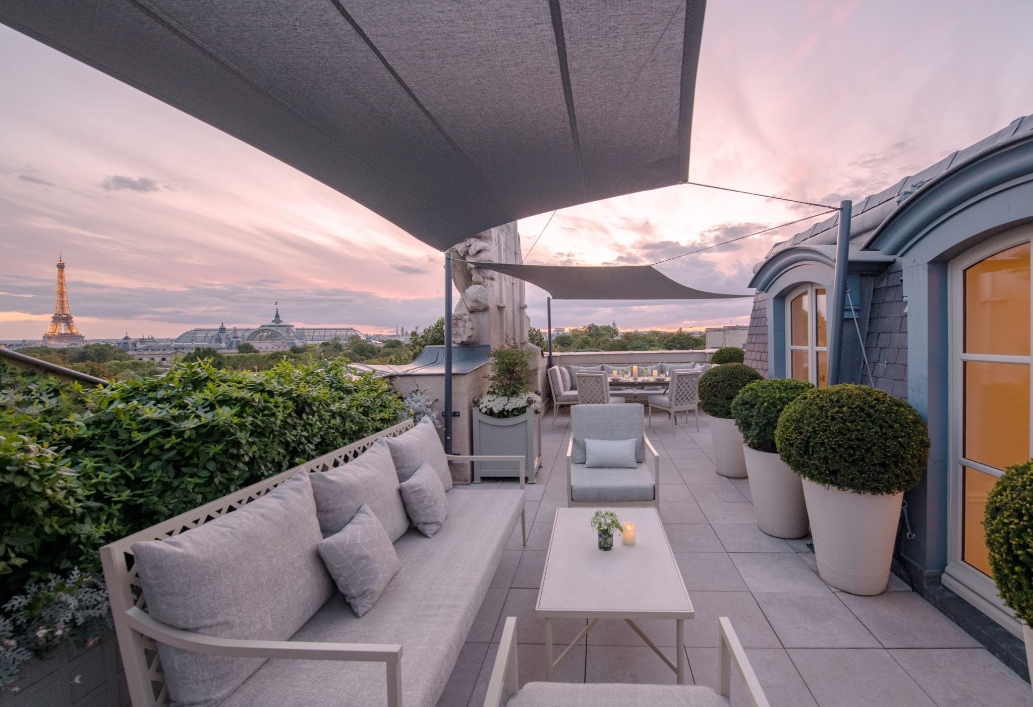 Terras van de Bernstein-suite van het Hôtel de Crillon in Parijs.