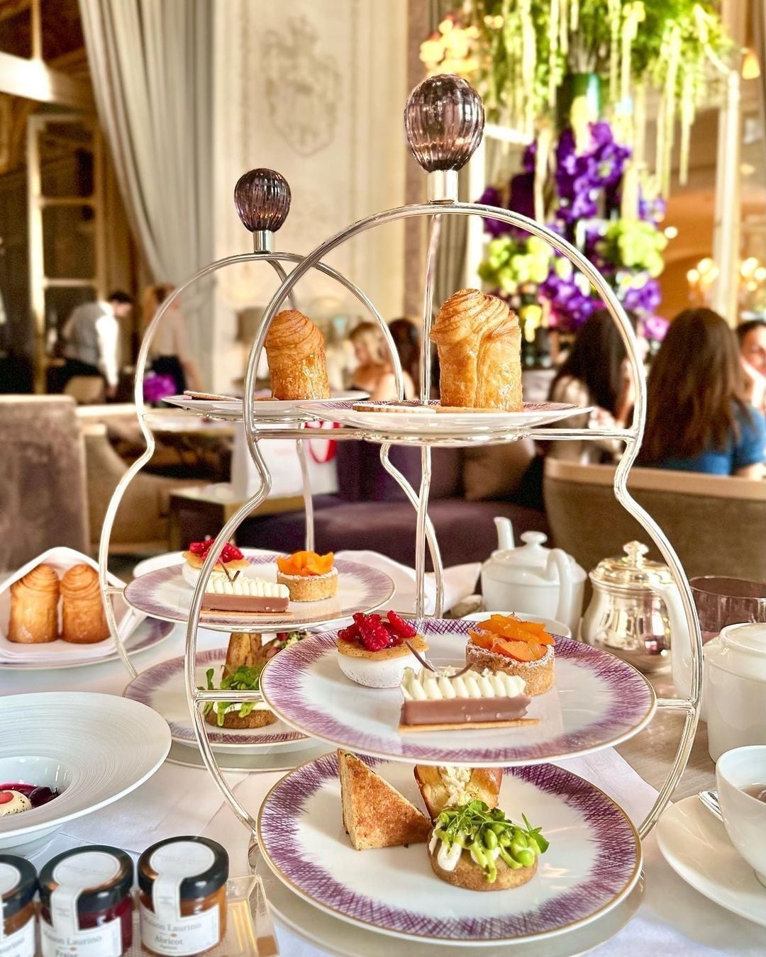 High tea in de Jardin d'Hiver, een van de restaurants van het Crillon.