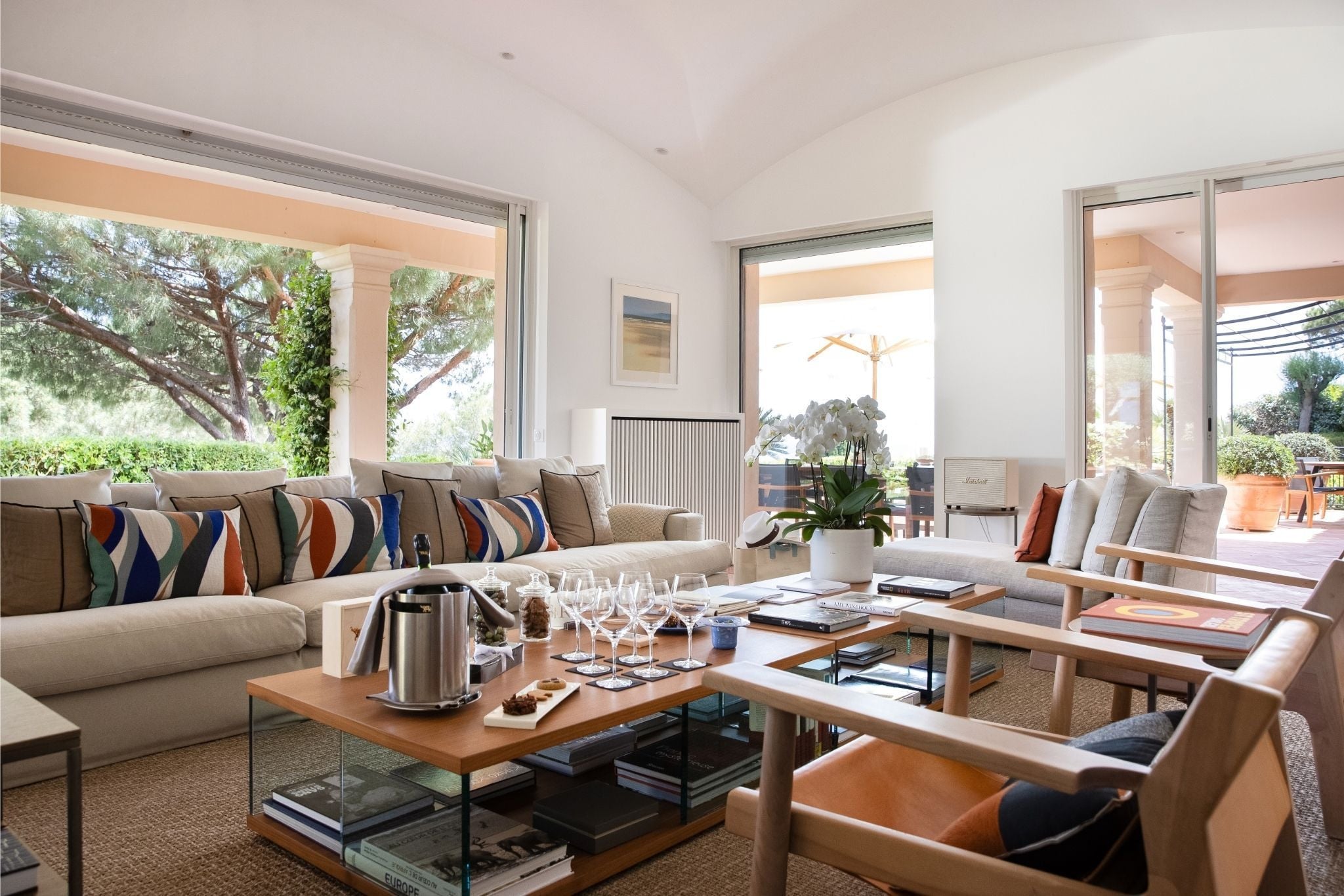 Salon de la villa 5 de La Réserve Ramatuelle, dans le golfe de Saint-Tropez.