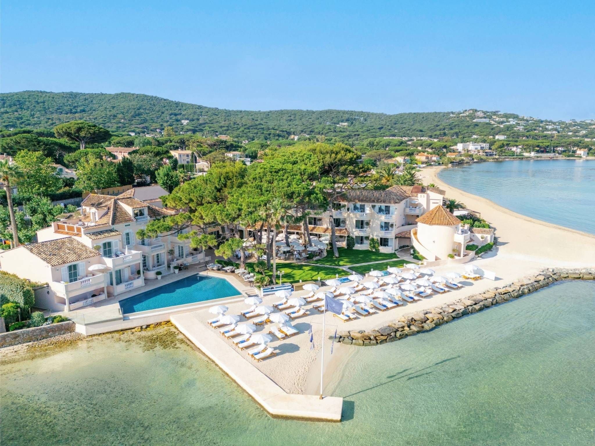Vue aérienne par drone de l'hôtel Cheval Blanc St-Tropez. 