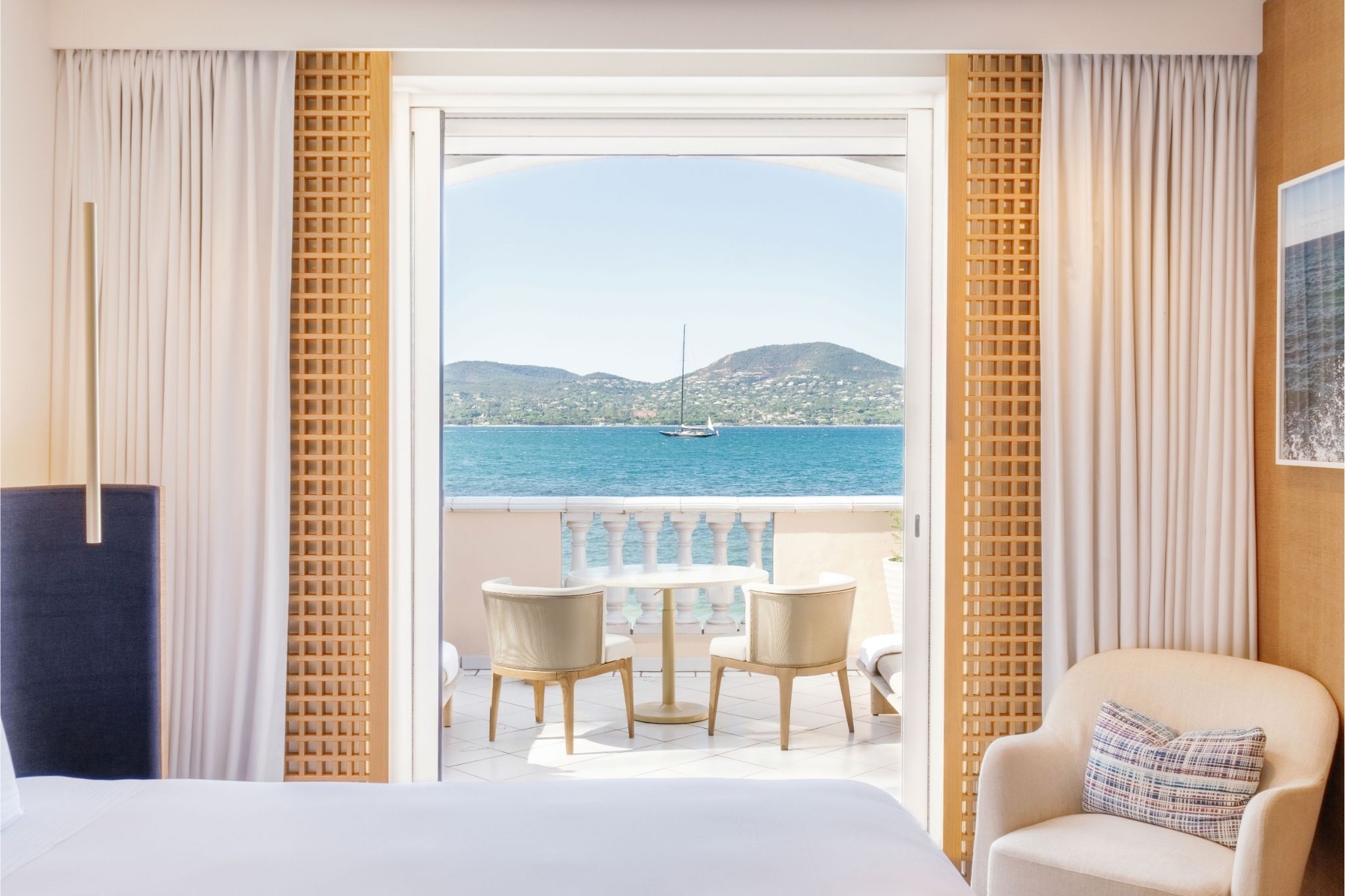 Chambre Prestige vue mer à l'hôtel Cheval Blanc St-Tropez.