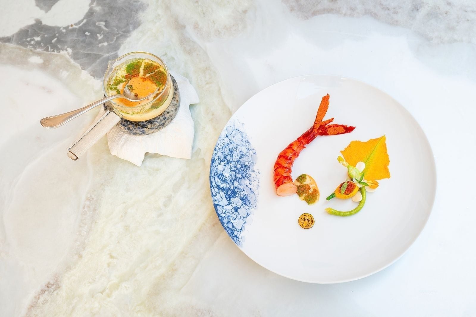 Gambo écarlate saisi au bois d'olivier et courge Tromba au restaurant étoilé La Vague d'Or.