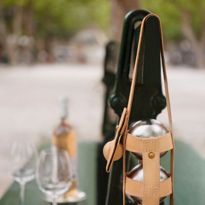 Pétanque et dégustation de rosé sur la place des Lices, à Saint-Tropez.