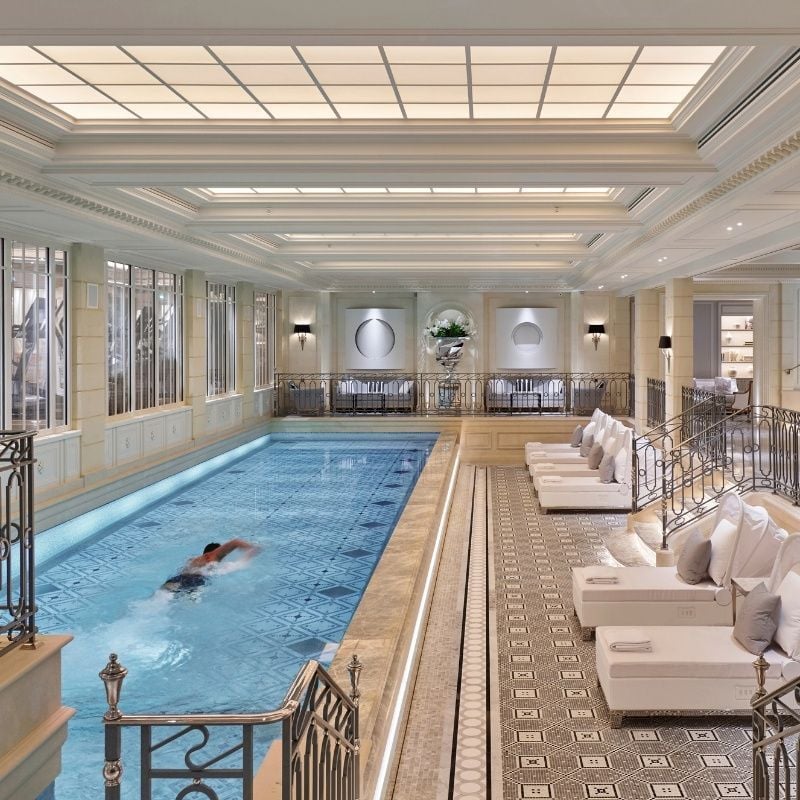 Piscina del spa del hotel Four Seasons George V