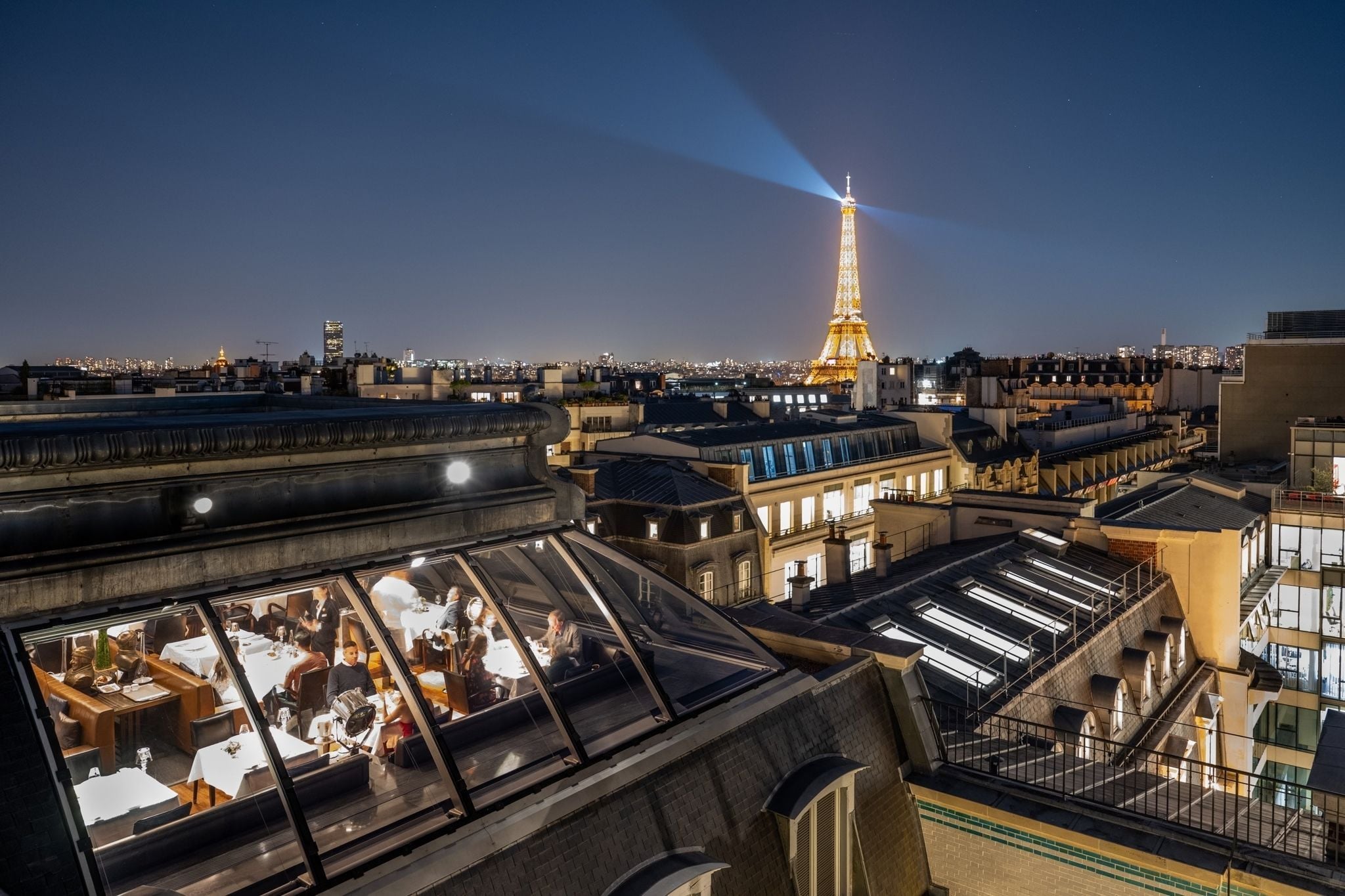 Diner au restaurant étoilé L'Oiseau Blanc, au sommet de l'hôtel The Peninsula Paris. 