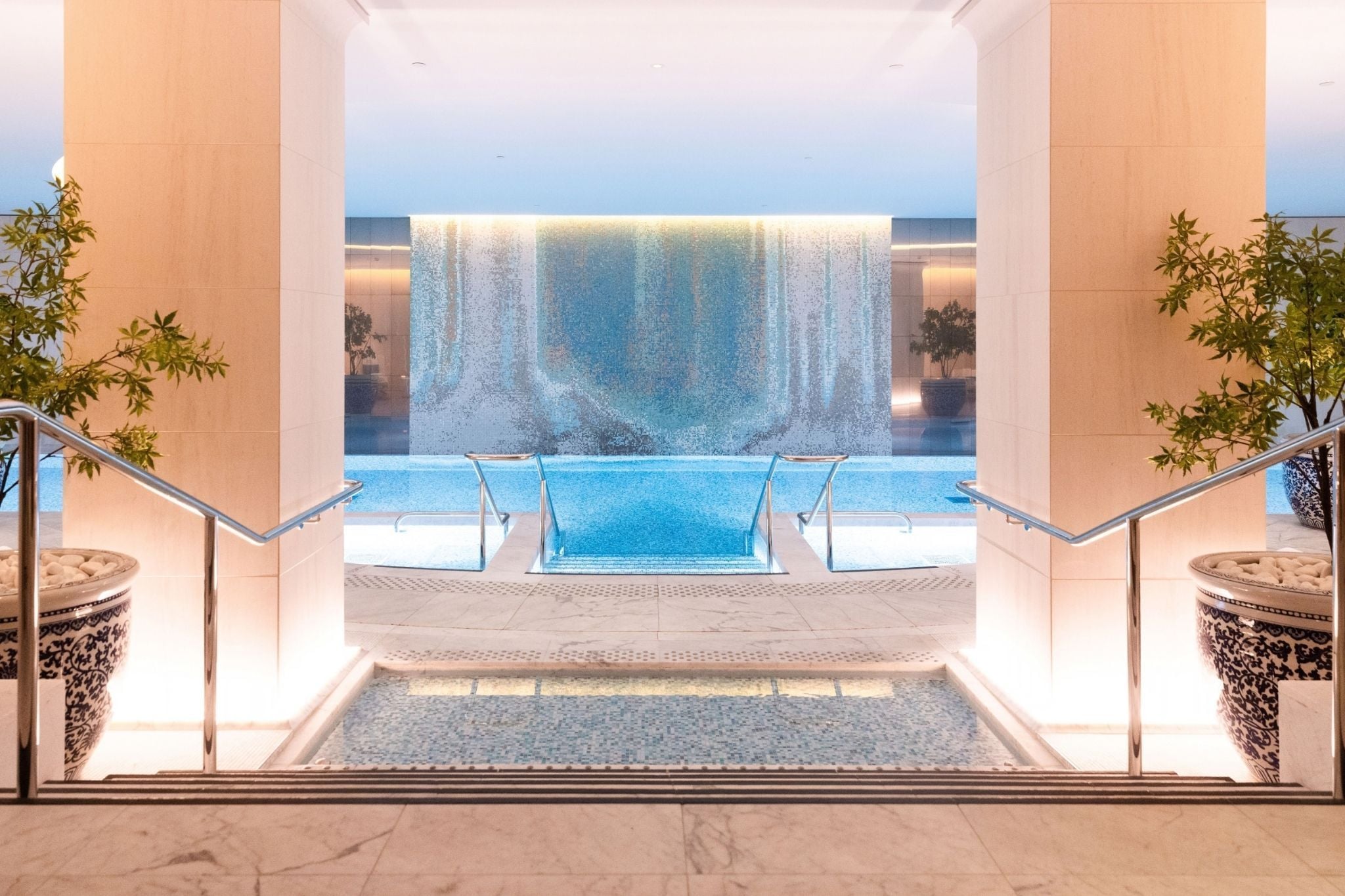 Piscine du spa de l'hôtel The Peninsula Paris.  