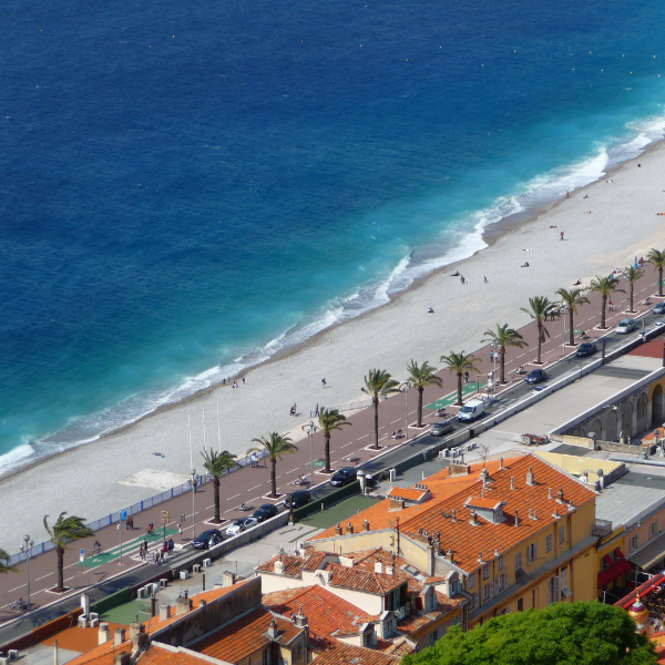 De beroemde Promenade des Anglais in Nice.