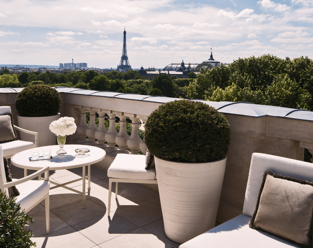 La terrasse de la Suite Bernstein à l'Hôtel de Crillon, l'un des Palaces parisiens.