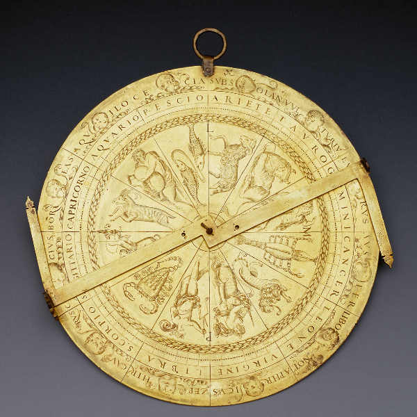 Disco astrológico. Italia, siglo XVII. Latón dorado, 21 × 21 × 1 cm. Museo Galilée, Florencia, Italia.