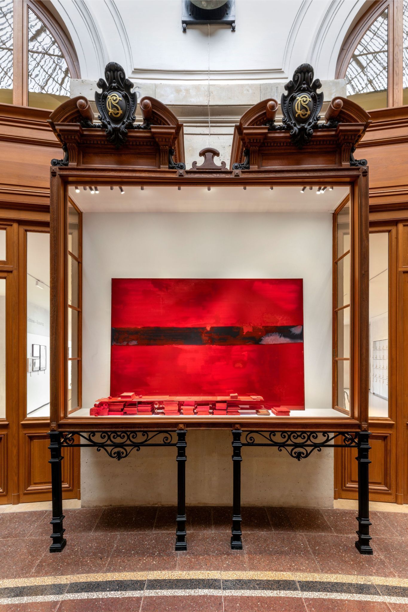 Vue de l’exposition « ça fait un bruit d’ailes, de feuilles, de sable » de Laura Lamiel, Bourse de Commerce – Pinault Collection, Paris, 2026.