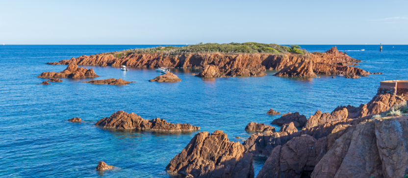 Calanques de l'Estérel le long de la Corniche d'Or.