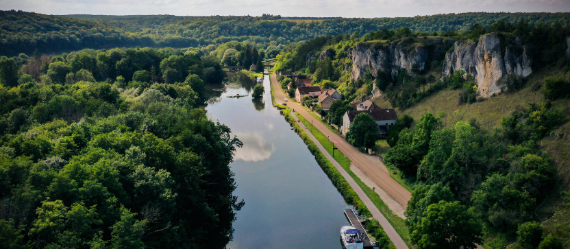 Canal du Nivernais, en Bourgogne. 