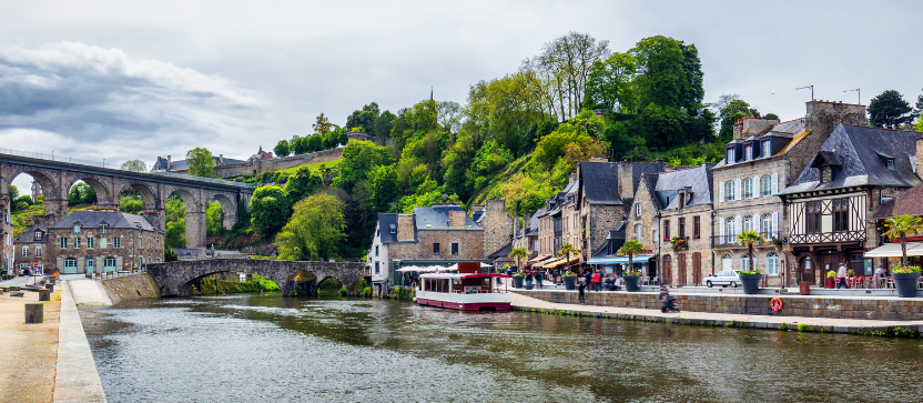Dinan, dans la Vallée de la Rance (Bretagne). 