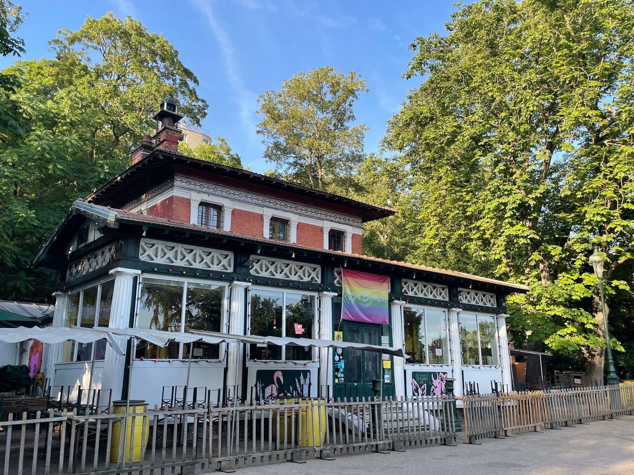 Een van de cafés Rosa Bonheur in het Parc des Buttes-Chaumont