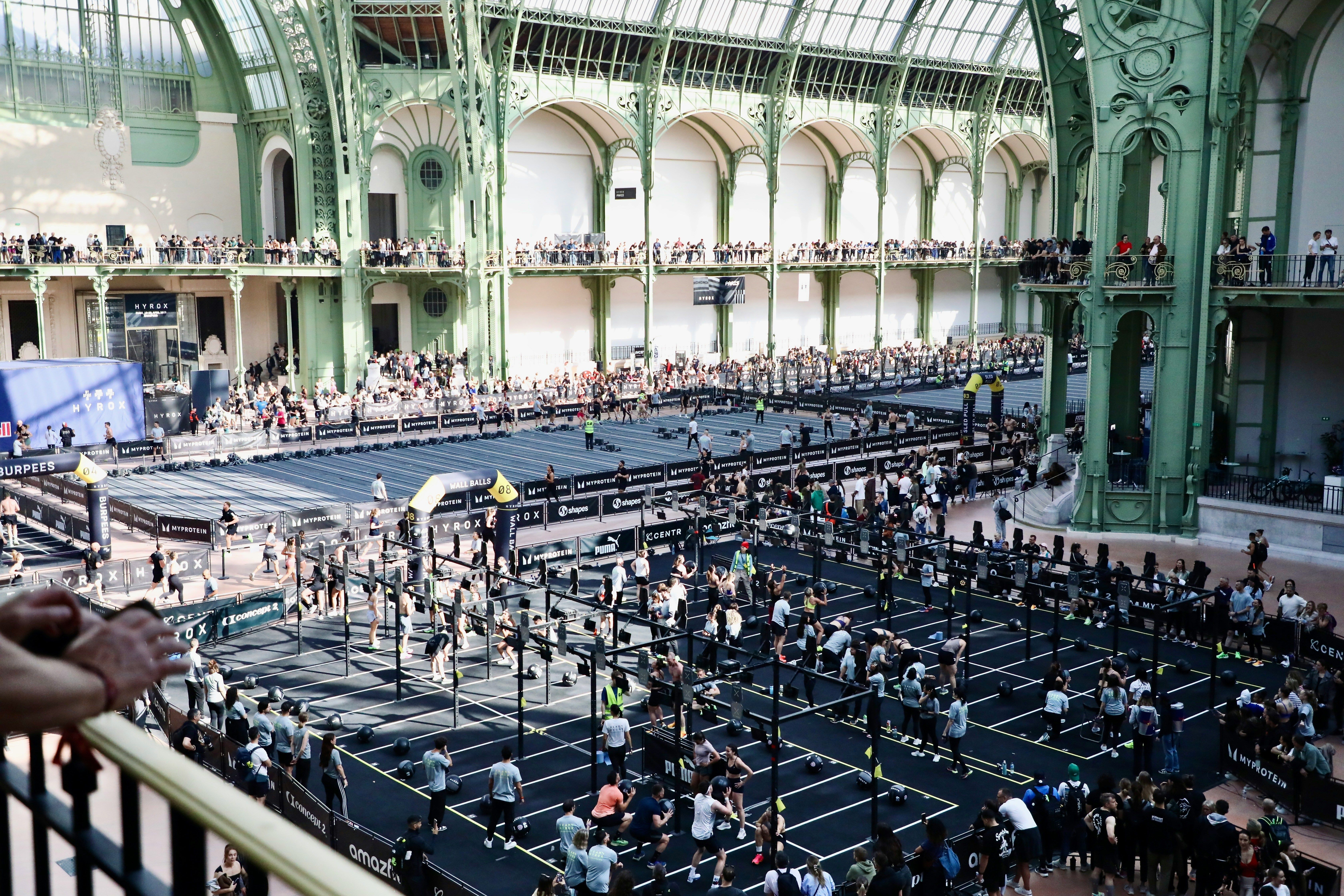 Hyrox-race in het  Grand Palais in Parijs. 