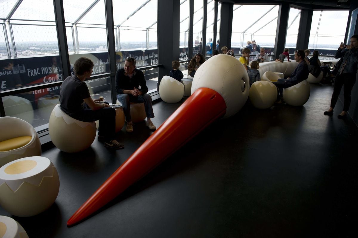 让·朱利安(Jean Jullien)-《巢》/《Le Nid》,布列塔尼塔—南特,2012“南特之旅”的永久作品。