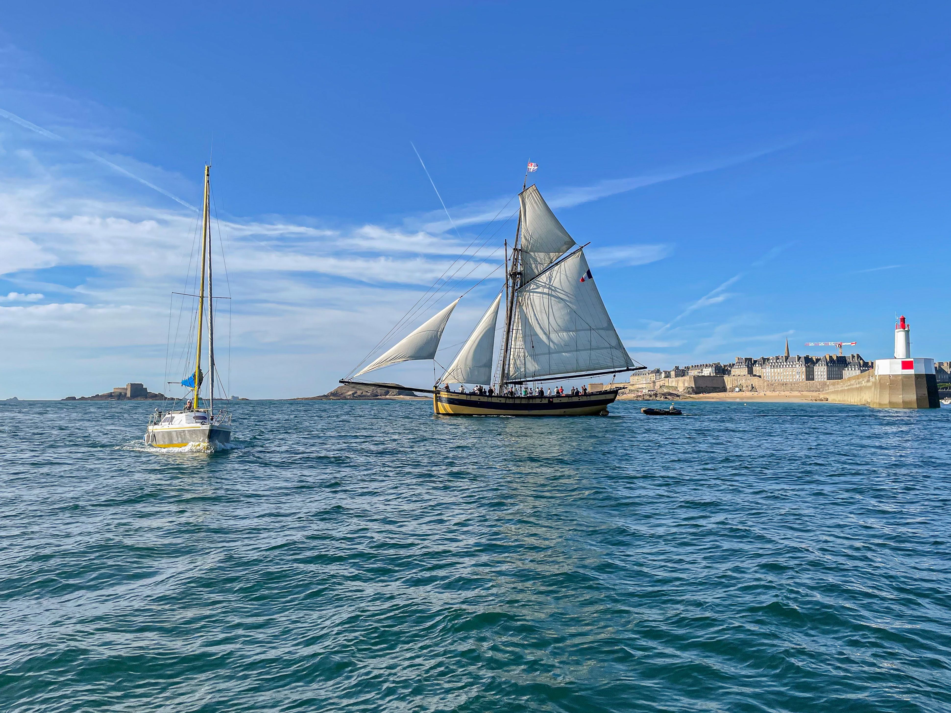 Le Renard au large du port de Saint-Malo 