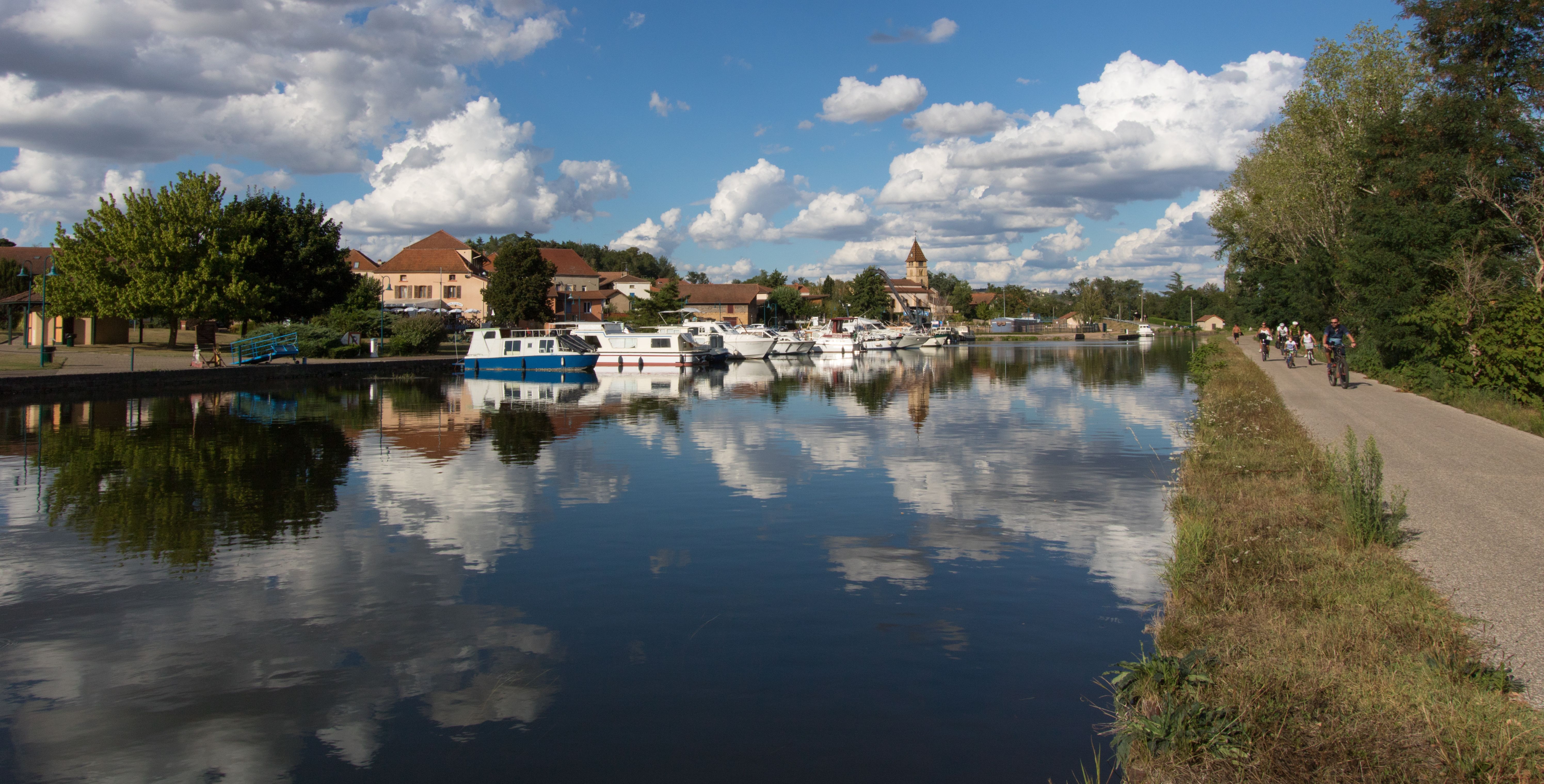 Briennon dans la Loire avec son port de plaisance le long du canal de Roanne à Digoin